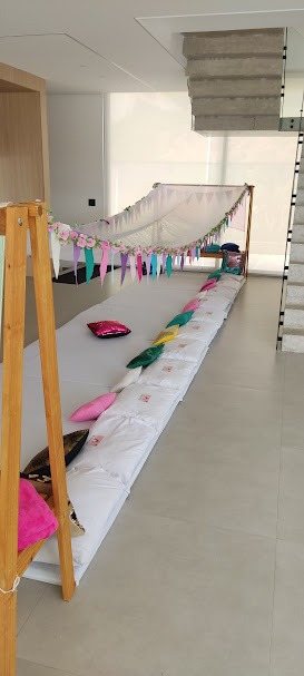 Barracas e colch&otilde;es montados pra turma